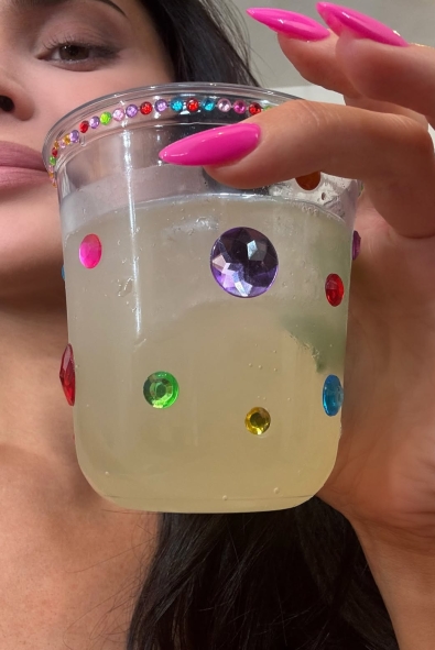 Kylie Jenner’ın Doğum Günü Pastası “Bedazzling” Trendini Geri Getirdi