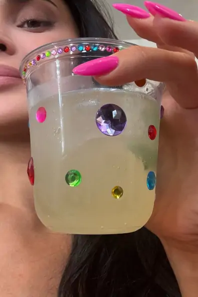 Kylie Jenner’ın Doğum Günü Pastası “Bedazzling” Trendini Geri Getirdi