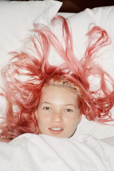 “The 90s: Art and Fashion” Sergisi Tate Britain’da