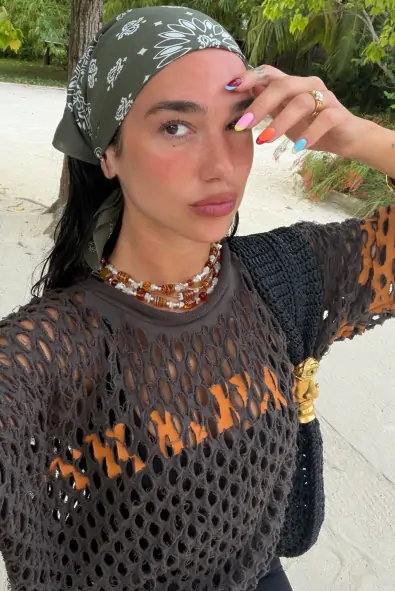 Dua Lipa'nın Sonsuz Yaz Manikürü