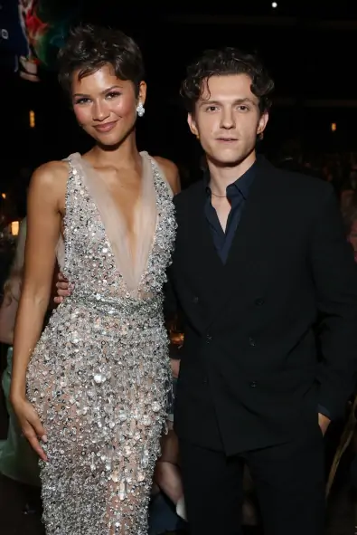 Zendaya ve Tom Holland 2026 Emmy Ödülleri’nde Çift Stilini Kırmızı Halıya Taşıdı