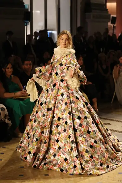 Gigi Hadid Vogue World 2026’da Valentino Haute Couture ile Rönesans Prensesine Dönüştü