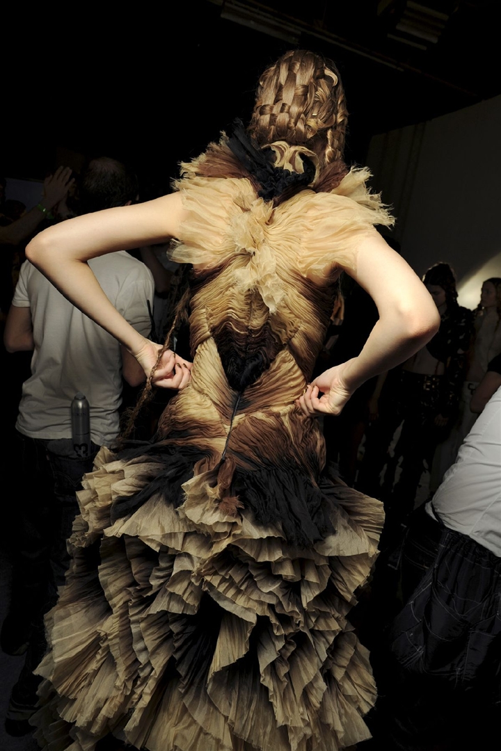 Alexander McQueen 2011 İlkbahar/Yaz Çekim Arkası