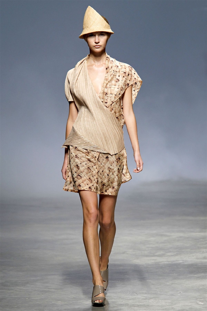 Issey Miyake 2011 İlkbahar/Yaz