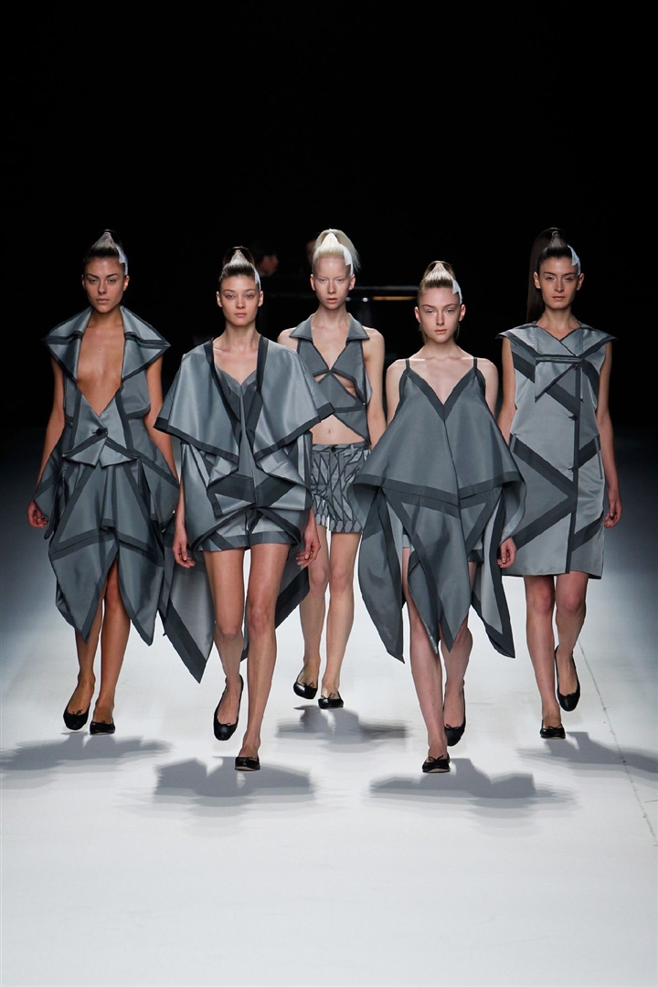 Issey Miyake 2011-2012 Sonbahar/Kış