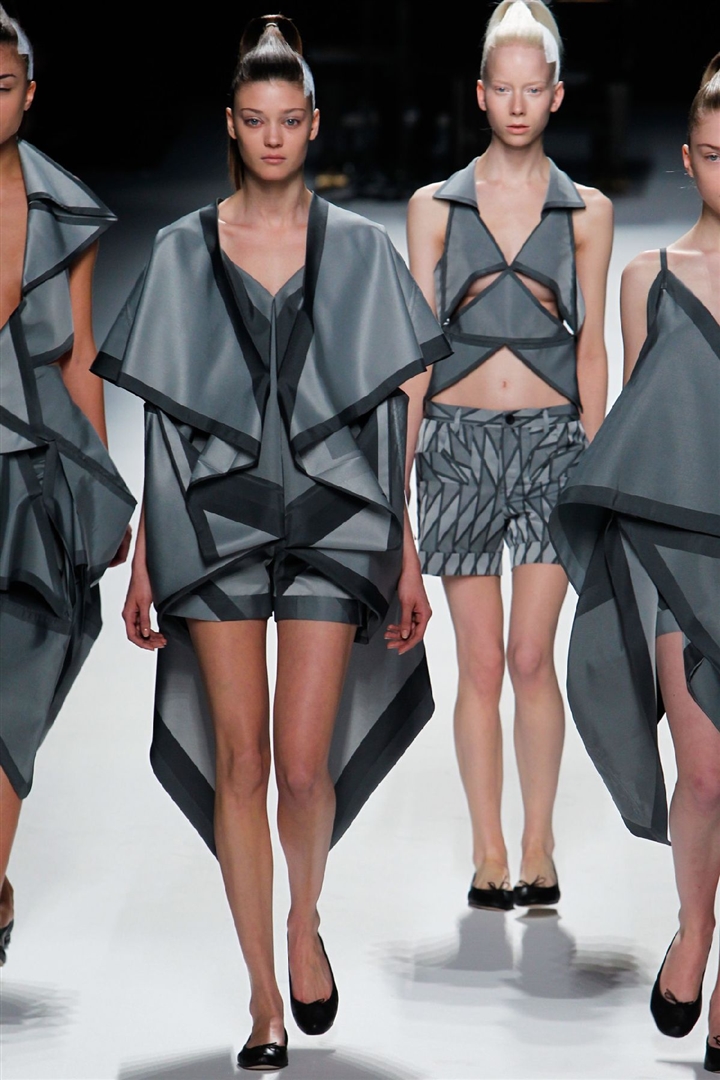 Issey Miyake 2011-2012 Sonbahar/Kış