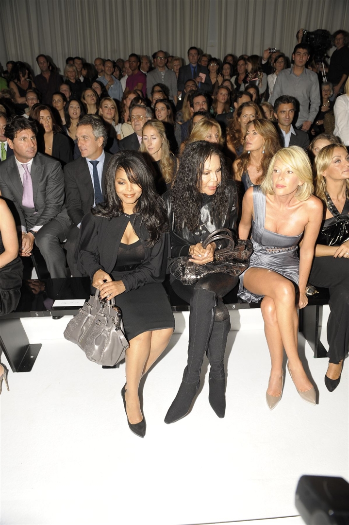 Versace 2010 İlkbahar/Yaz Ön Sıradakiler