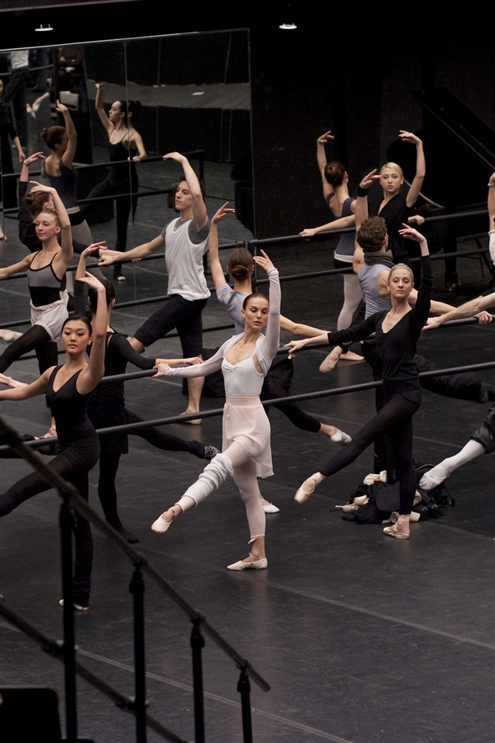 68. Altın Küreler'in güçlü adayı Black Swan'in kostümleri Rodarte imzalı.