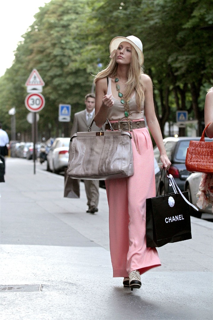 Gossip Girl'ün yıldızı Blake Lively, Chanel'in Mademoiselle çanta serisinin kampanya yüzü oldu.