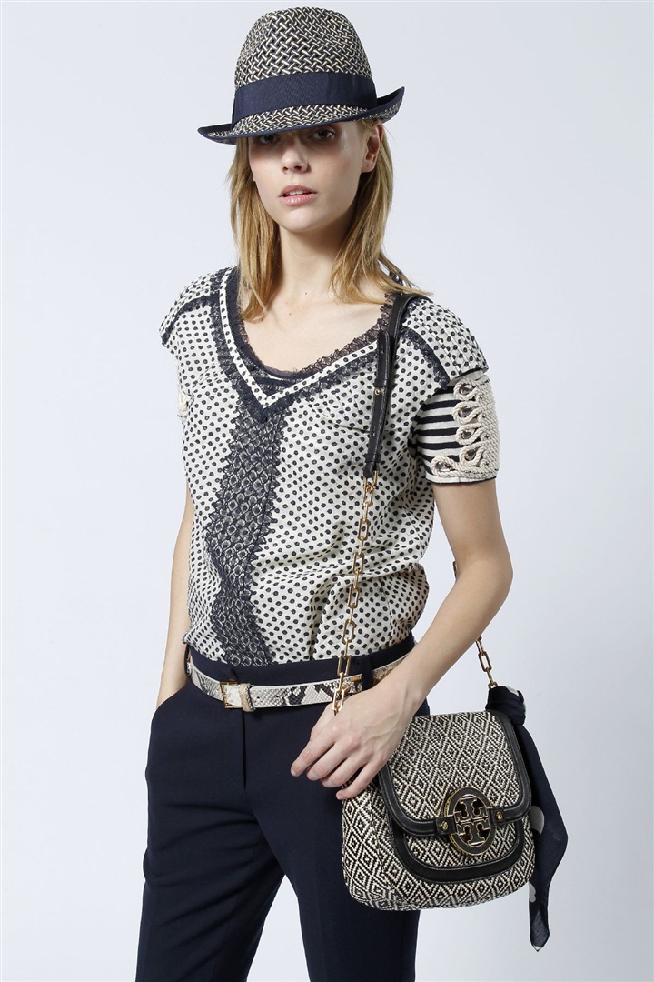 Tory Burch'ün 2011 Pre-Fall Koleksiyonu farklı desenleri rafine bir renk paletiyle toparlıyor.