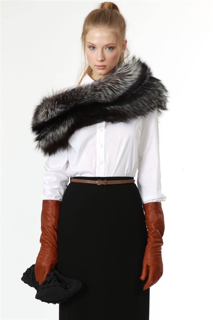 Elie Tahari'ye özgü feminen silüet 2011 Pre-Fall Koleksiyonu'nda da devam ediyor.