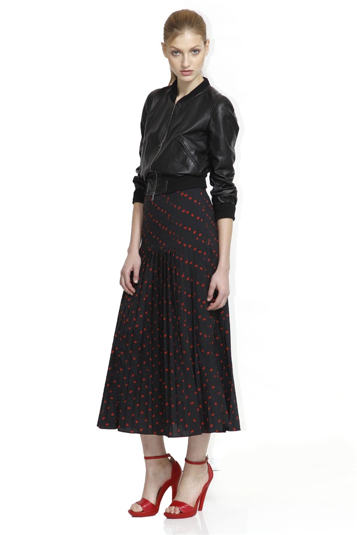 DKNY 2011 Pre-Fall Koleksiyonu yazdan sonbahara renkli ve enerjik bir geçiş yapıyor.