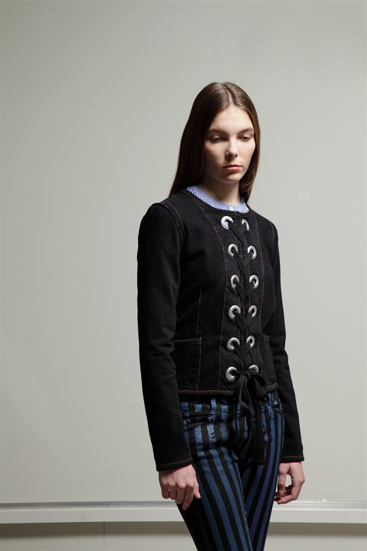 Alexander McQueen'in felsefesini gençlere taşıyan McQ'nun 2011 Pre-Fall Koleksiyonu için tıklayın.