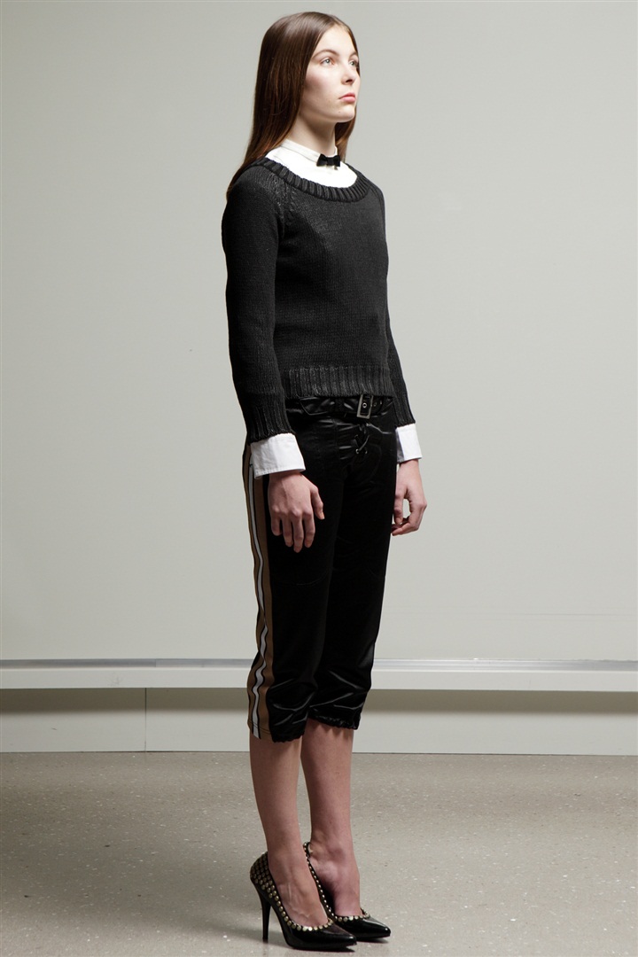 Alexander McQueen'in felsefesini gençlere taşıyan McQ'nun 2011 Pre-Fall Koleksiyonu için tıklayın.