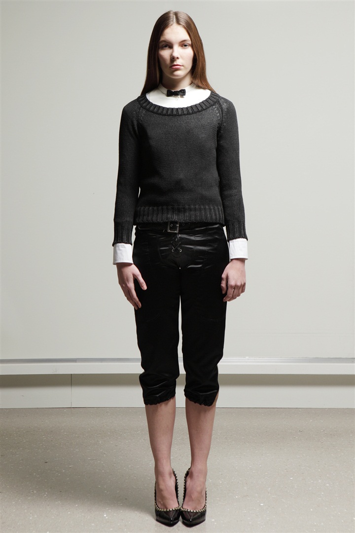 Alexander McQueen'in felsefesini gençlere taşıyan McQ'nun 2011 Pre-Fall Koleksiyonu için tıklayın.