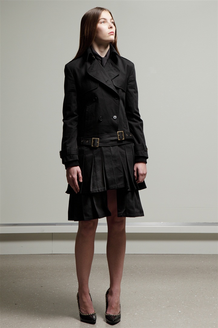 Alexander McQueen'in felsefesini gençlere taşıyan McQ'nun 2011 Pre-Fall Koleksiyonu için tıklayın.