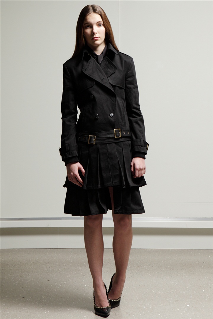 Alexander McQueen'in felsefesini gençlere taşıyan McQ'nun 2011 Pre-Fall Koleksiyonu için tıklayın.