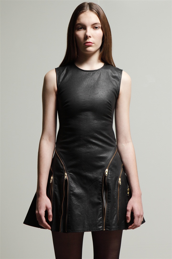 Alexander McQueen'in felsefesini gençlere taşıyan McQ'nun 2011 Pre-Fall Koleksiyonu için tıklayın.