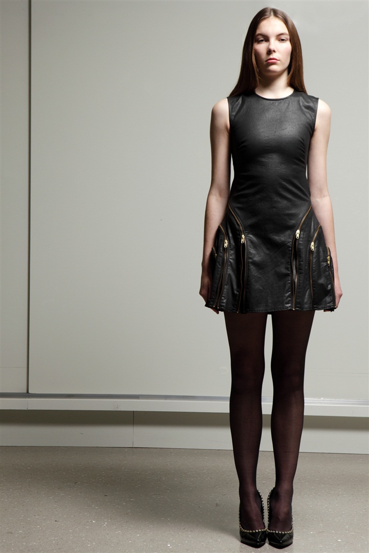 Alexander McQueen'in felsefesini gençlere taşıyan McQ'nun 2011 Pre-Fall Koleksiyonu için tıklayın.