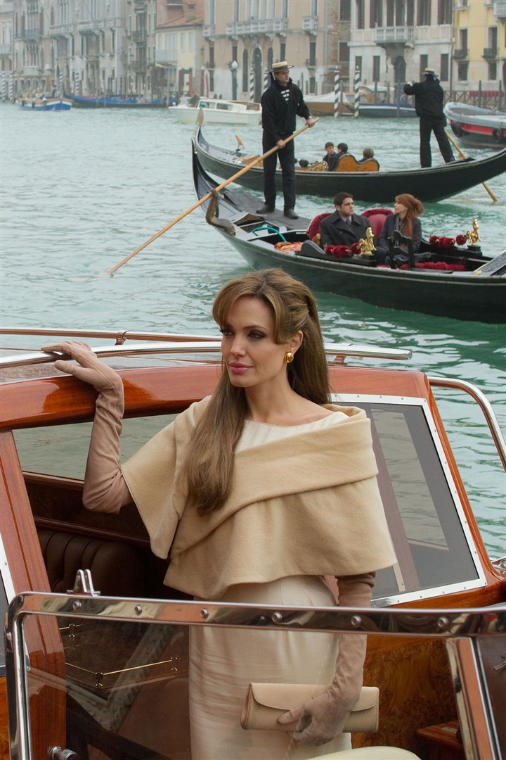 Angelina Jolie ve Johnny Depp'in başrolünü paylaştığı The Tourist kostümleriyle de dikkat çekici.