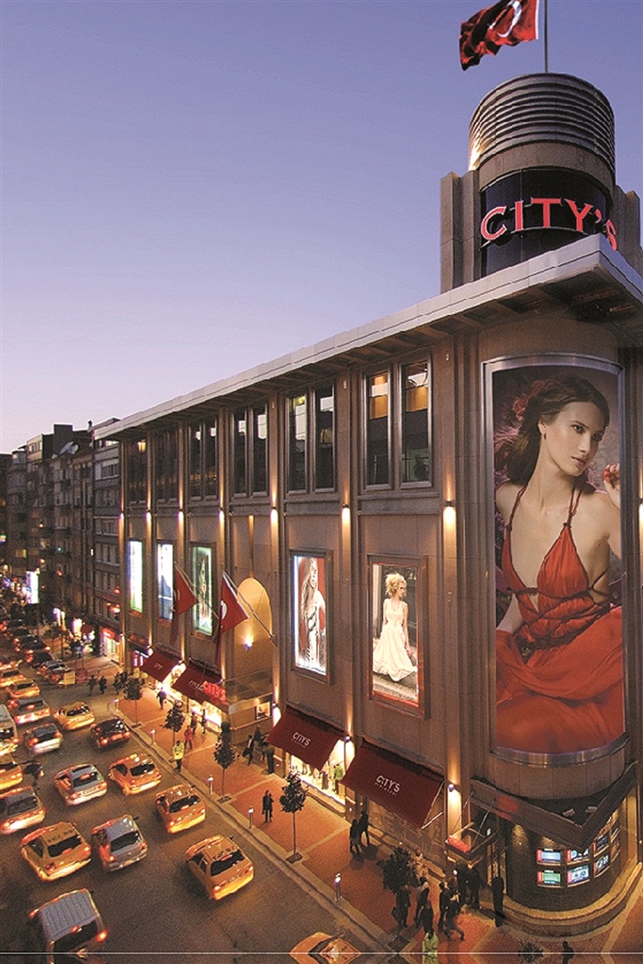 Nişantaşı'nda Fashion's Night Out'a katılan markalar ve mekanlar için tıklayın.