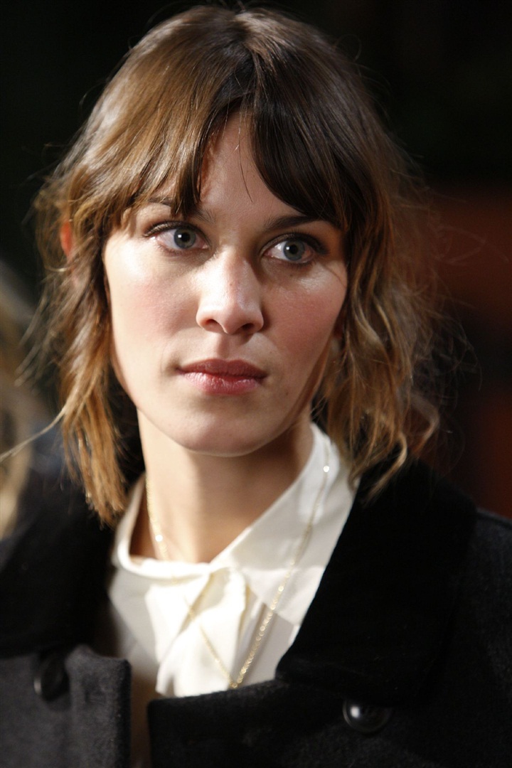 Alexa Chung'ın dokunuşlarıyla zamansız bir stil yakalayan koleksiyon için tıklayın.