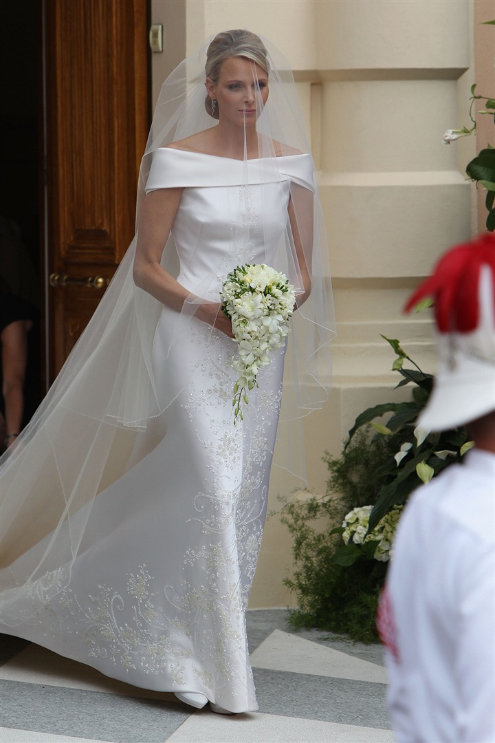 Monako Prensi II. Albert ve Güney Afrikalı olimpik yüzücü Charlene Wittstock evlendi.