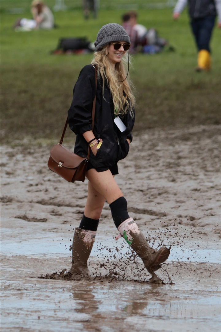 İngiltere'de gerçekleşen Glastonbury Festivali'nde yağmur-çamur bile eğlenceyi bölemedi.