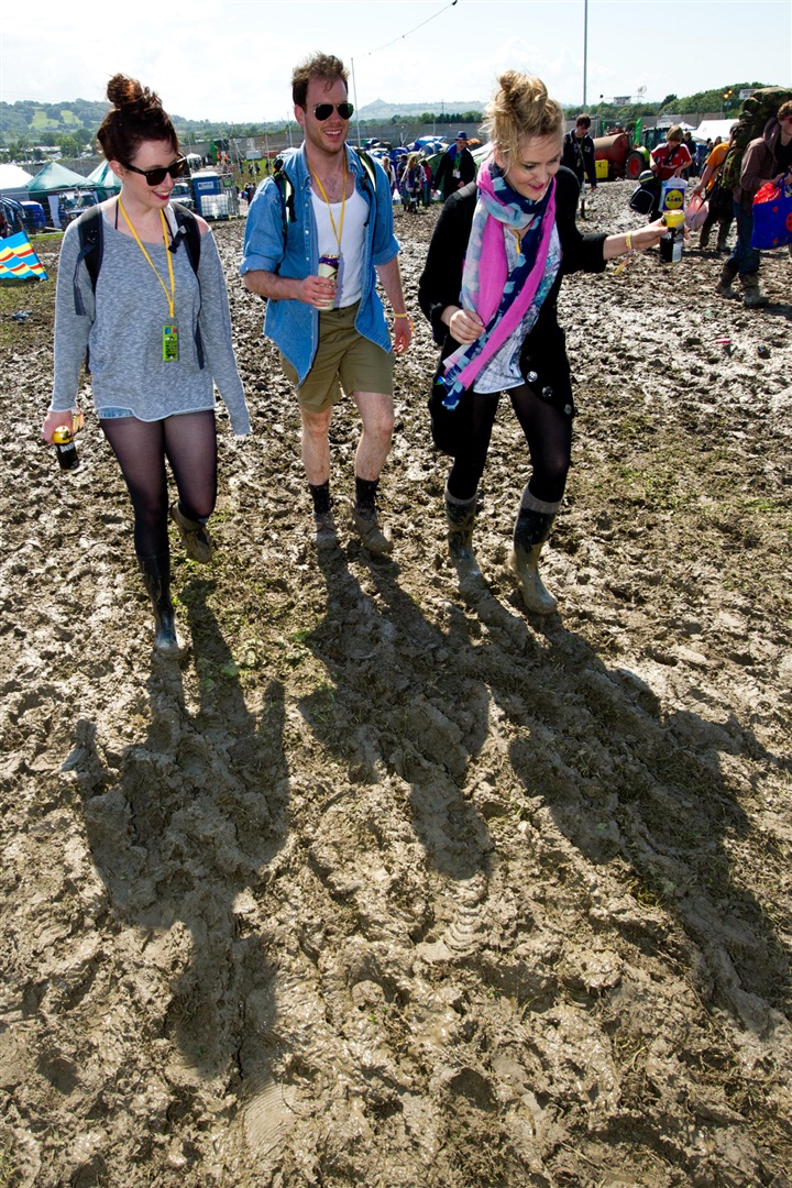 İngiltere'de gerçekleşen Glastonbury Festivali'nde yağmur-çamur bile eğlenceyi bölemedi.