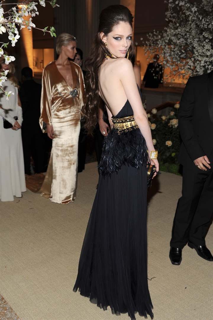 2011 MET Gala'nın gösterişli kostümlerine bir de farklı açıdan bakın.