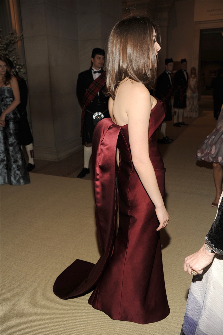 2011 MET Gala'nın gösterişli kostümlerine bir de farklı açıdan bakın.