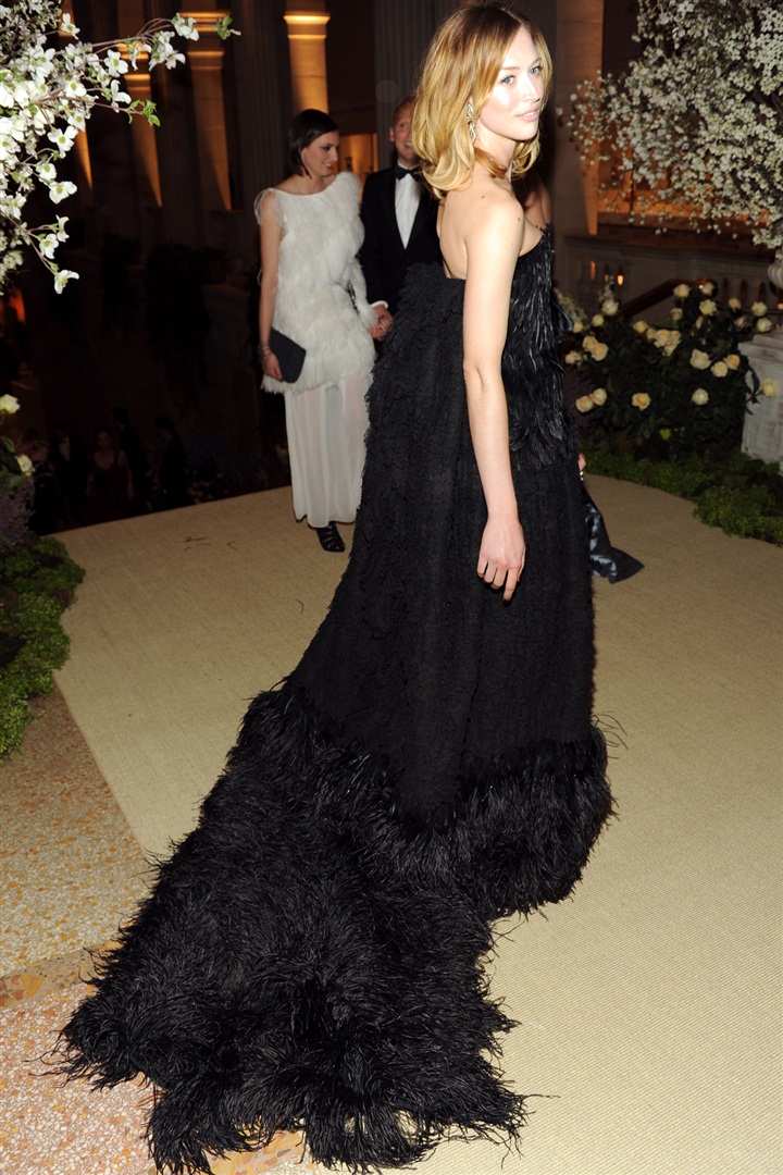 2011 MET Gala'nın gösterişli kostümlerine bir de farklı açıdan bakın.