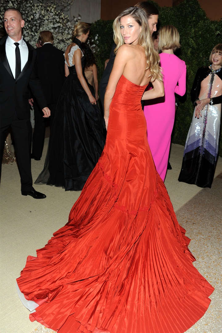 2011 MET Gala'nın gösterişli kostümlerine bir de farklı açıdan bakın.