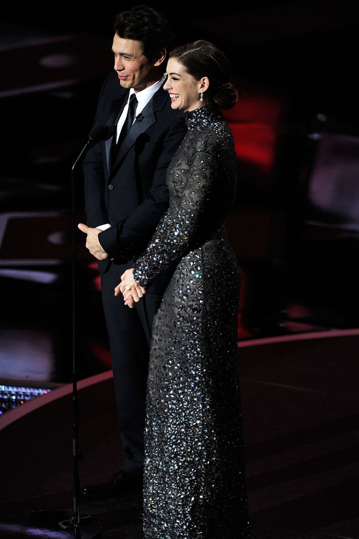 Anne Hathaway, 83. Oscarlar için sahnede yedi ayrı kıyafet daha değiştirdi.