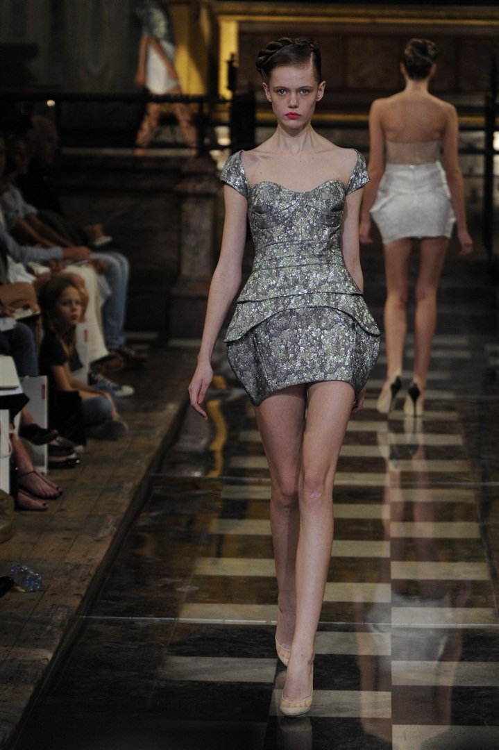 Genç yıldız, Emilio Pucci elbisesiyle bu yaz maden devrine geçişi yansıtıyor.