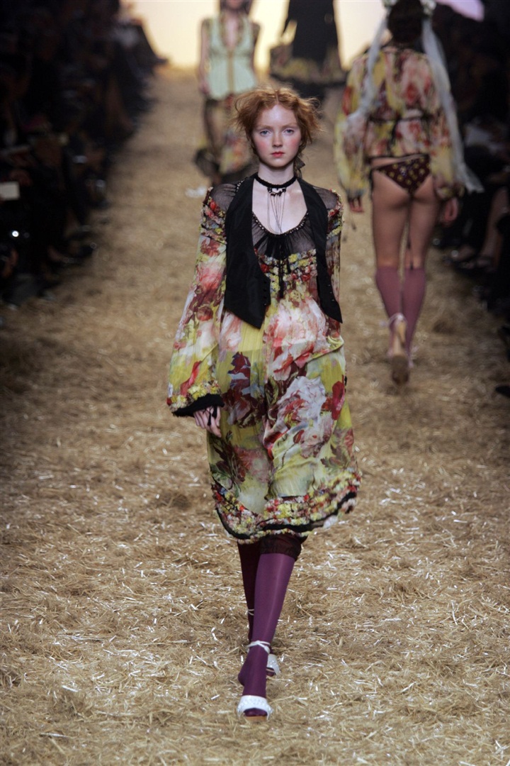 Dr. Parnassus'un kızı rolündeki genç model Lily Cole beyazperdeye ısındı.