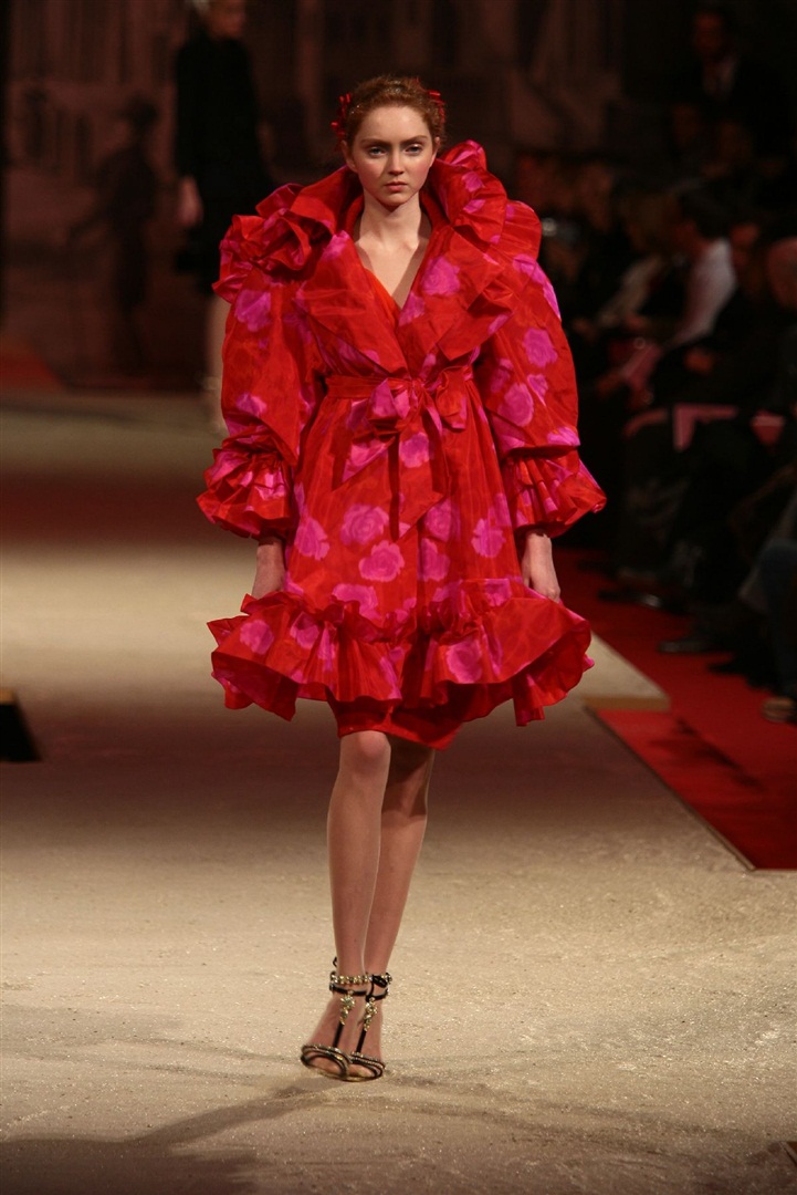 Dr. Parnassus'un kızı rolündeki genç model Lily Cole beyazperdeye ısındı.