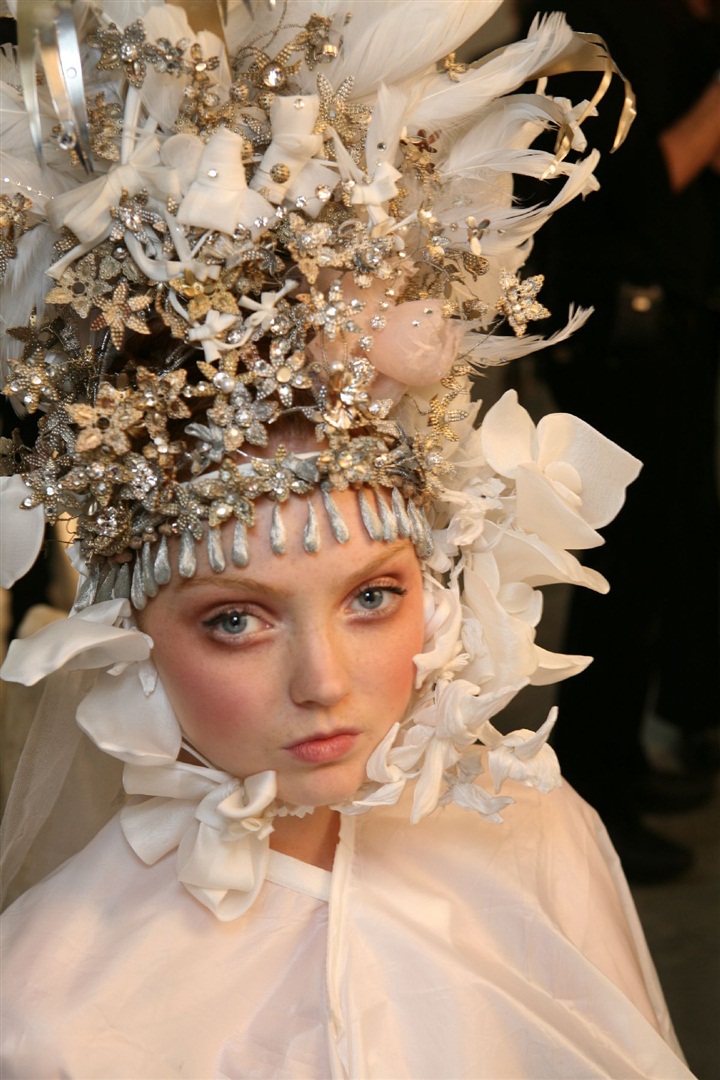 Dr. Parnassus'un kızı rolündeki genç model Lily Cole beyazperdeye ısındı.