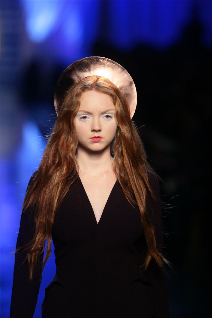 Dr. Parnassus'un kızı rolündeki genç model Lily Cole beyazperdeye ısındı.