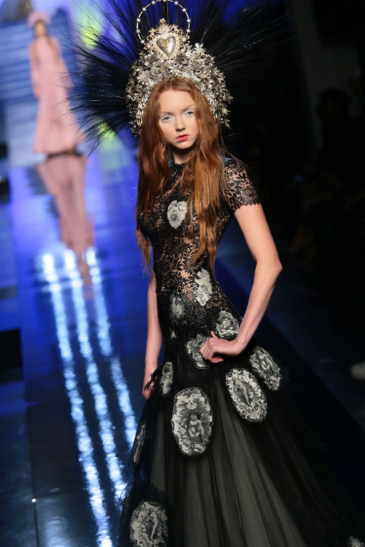 Dr. Parnassus'un kızı rolündeki genç model Lily Cole beyazperdeye ısındı.