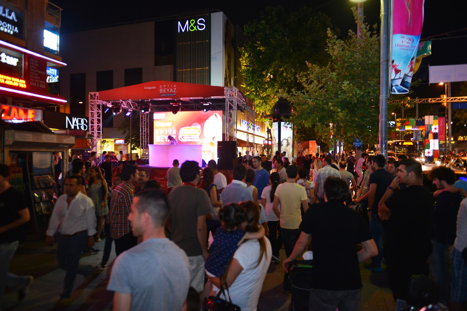 14 Haziran'da Bağdat Caddesi Colgate Anında Güzellik Partisi