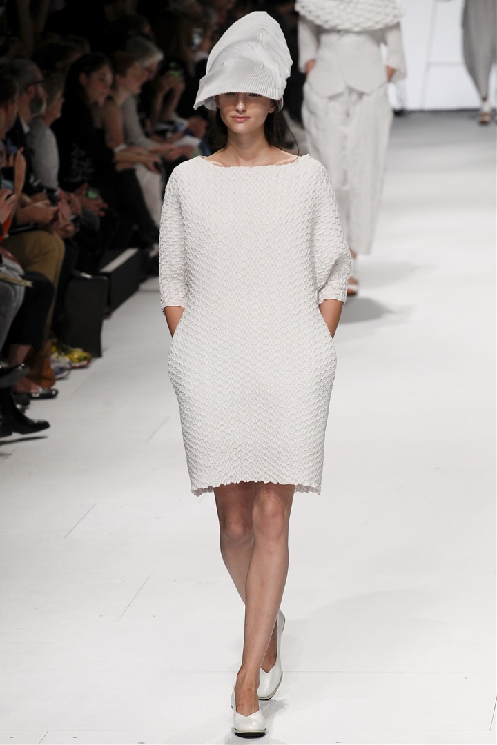 Issey Miyake 2015 İlkbahar/Yaz