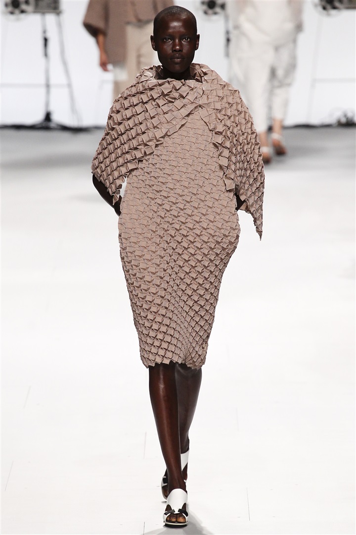 Issey Miyake 2015 İlkbahar/Yaz