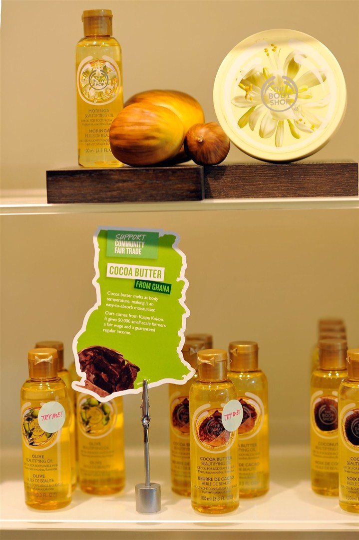 The Body Shop güzelliği Lily Cole ile kalp içine alıyor. 
