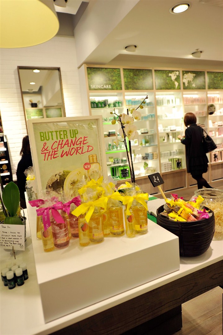 The Body Shop güzelliği Lily Cole ile kalp içine alıyor. 
