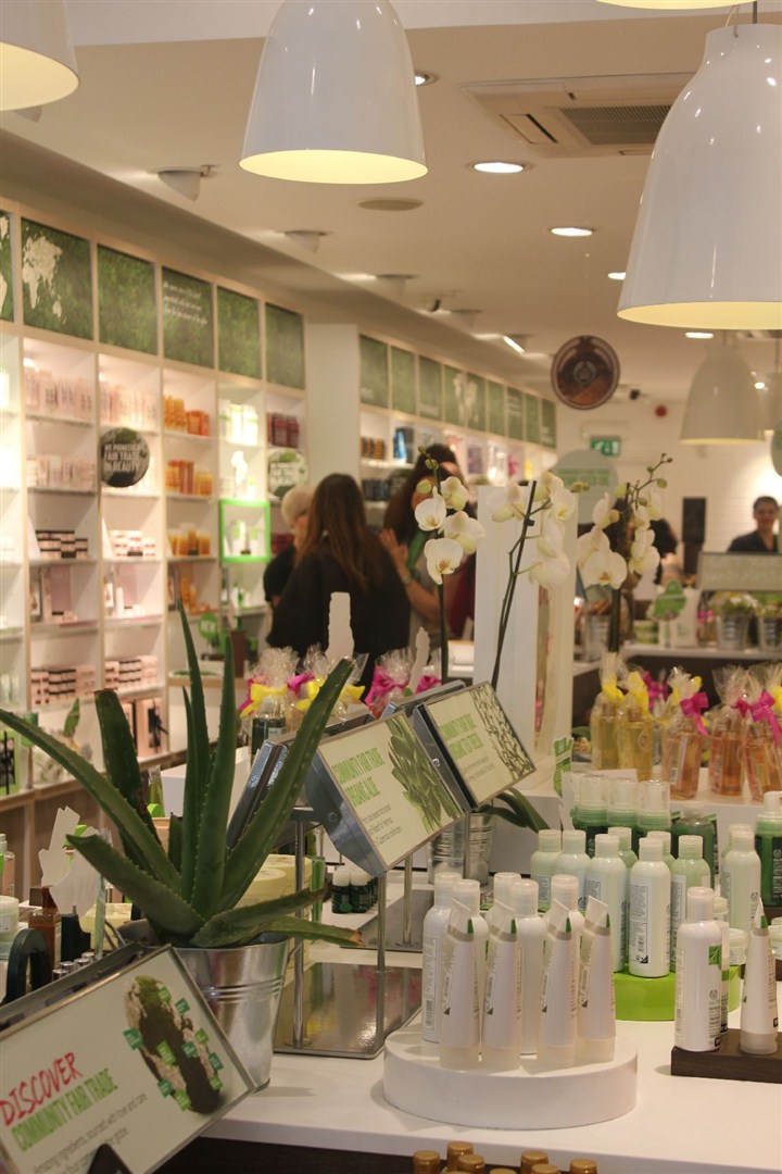 The Body Shop güzelliği Lily Cole ile kalp içine alıyor. 
