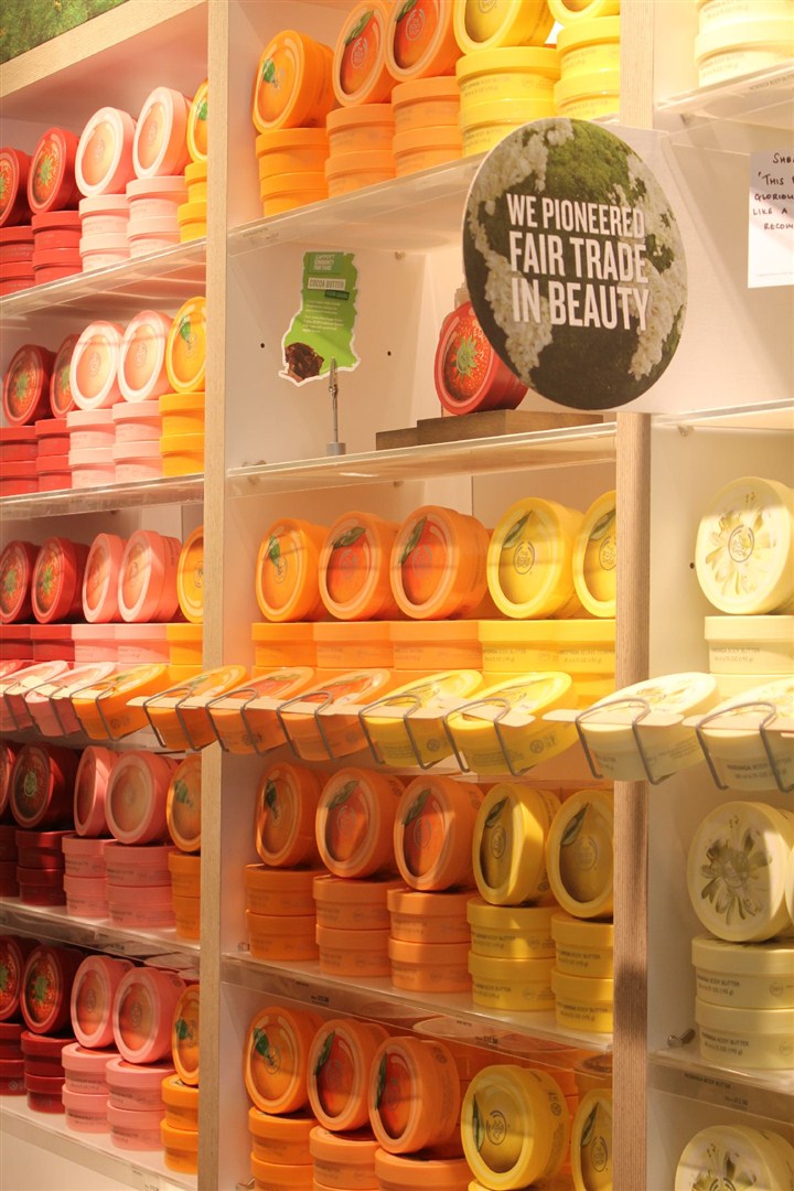 The Body Shop güzelliği Lily Cole ile kalp içine alıyor. 
