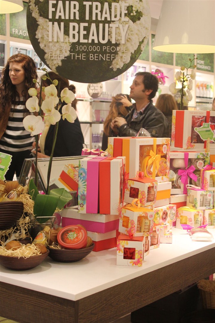 The Body Shop güzelliği Lily Cole ile kalp içine alıyor. 
