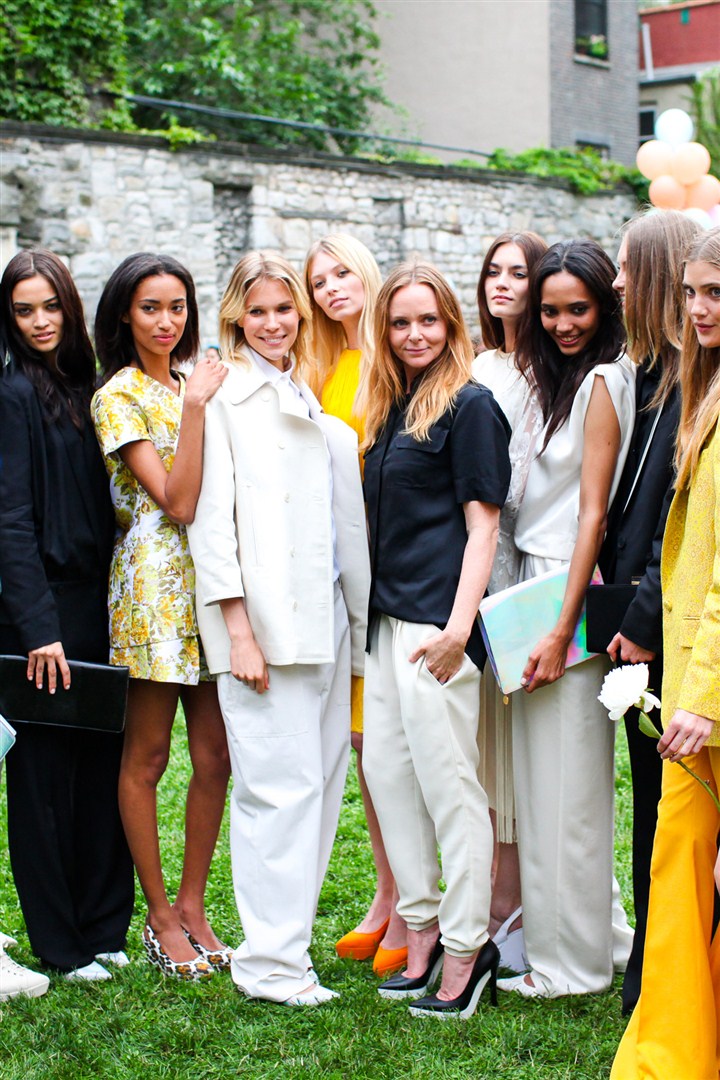 Stella McCartney, 2013 Resort Koleksiyonu?nu New York'ta bir bahçe partisiyle tanıttı.