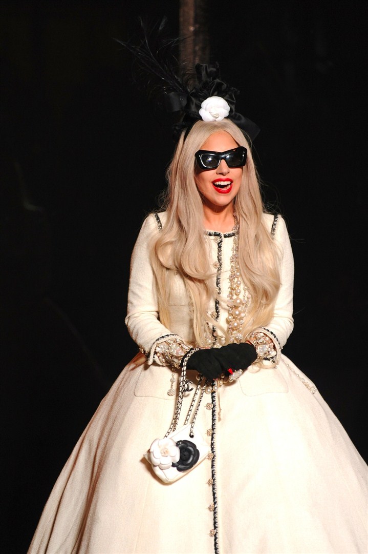 Lady Gaga, yılbaşı öncesi New York Barneys'te özel bir seçkiye imza attı.